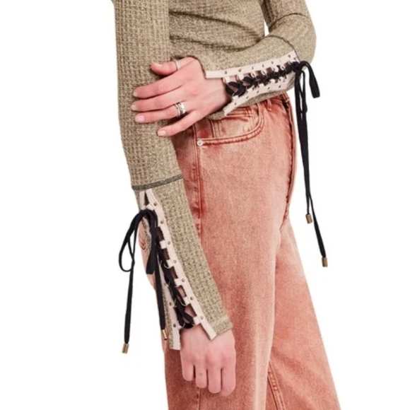 🍒NWT🍒 FREE PEOPLE MOUNTAINEER LACE UP THERMAL CUFF - Picture 3 of 5